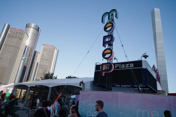 Mo Pop Festival custom sign installation process.